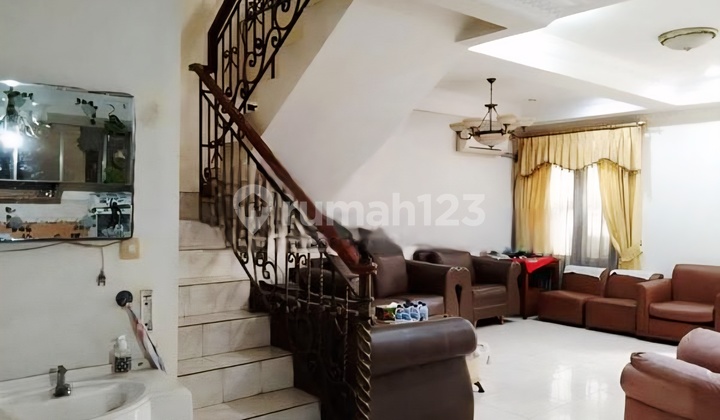 Rumah Puri Indah, 3 Lantai, Semi Furnish, 8X20, Hadap Selatan - foto 1