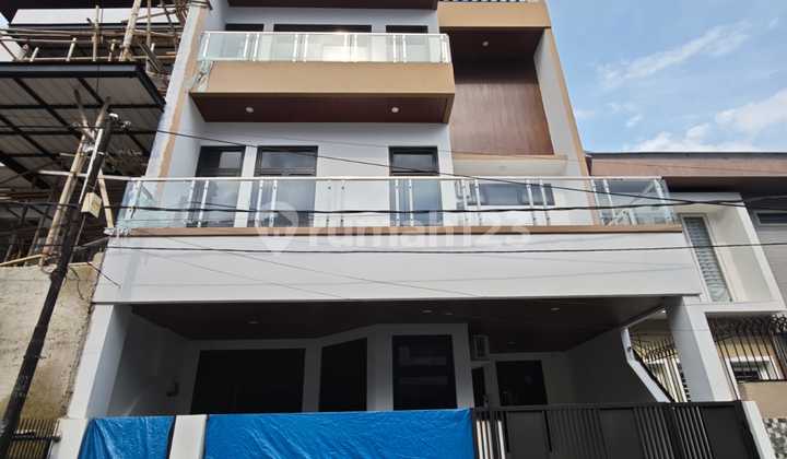 Rumah Minimalis Puri Indah Kembangan, Uk. 8X15 , 3,5 Lantai , SHM - foto 1