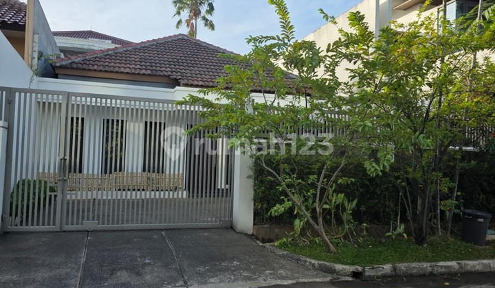Rumah Nyaman & Strategis Siap Huni! di Taman Kebon Jeruk, Jakarta Barat - foto 1