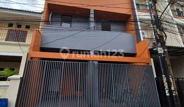 Rumah Baru Siap Huni 3 Kamar Tidur Dekat Tol Dalam Kota di Tanjung Duren Jakarta Barat - foto 1