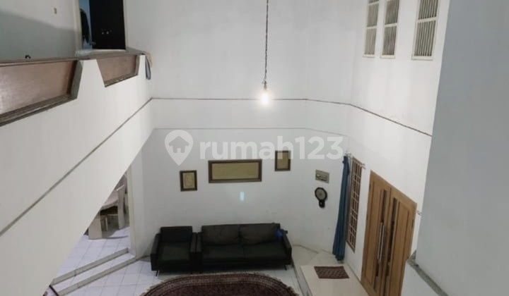 Rumah Bagus Area Komersil Hadap Jalan Raya di Meruya, Jakarta Barat - foto 1