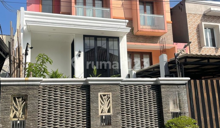 Rumah Mewah 3 Lantai dengan Kolam Renang di Meruya Jakarta Barat (029) - foto 1