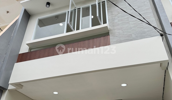 Jarang Ada! Rumah Baru 4.5X15 Modern Tropis Super Strategis Duri Kepa, Jakarta Barat - foto 1