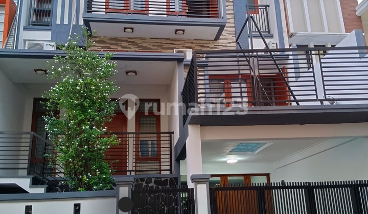Dijual Cepat Rumah 4 Lantai Dalam Cluster Strategis di Palmerah, Slipi - foto 1