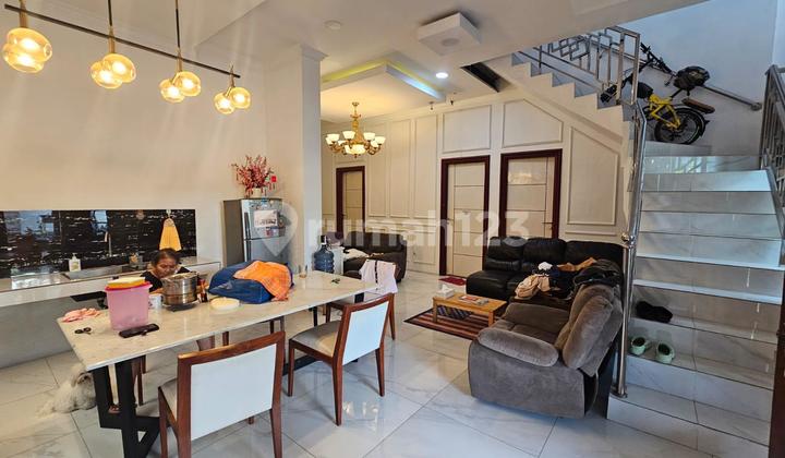 Rumah di Kresek Indah , LT. 179 M2 , Hoek , Semi Furnish , SHM - foto 1