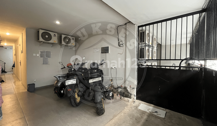 Hanya 150 M Jalan Protokol Mangga Besar Kos 25 Kamar Full Terisi Roi 11-13%, Omset 540-564 Jt/Tahun, - foto 1