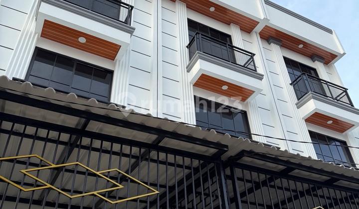 Rumah Baru 4X15 3 Lantai dengan Rooftop Duri Kepa Jakarta Barat - foto 1