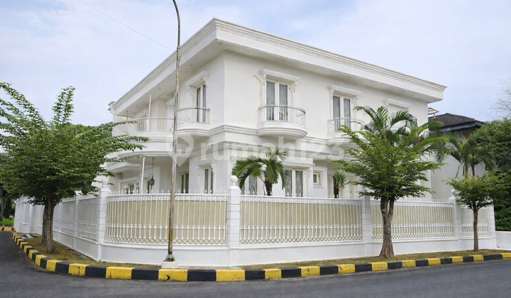 Rumah Hoek Intercon Neo Classical House Jakarta Barat - foto 1