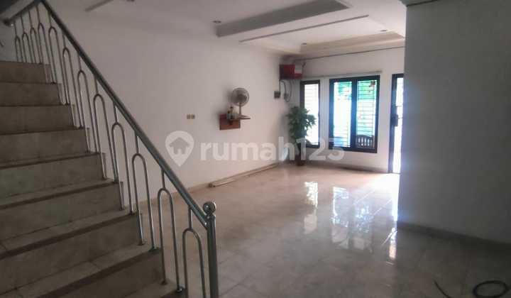 Rumah Depan Taman Kosambi Baru Jakarta Barat - foto 1