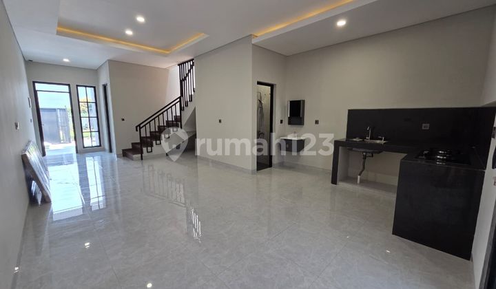 Rumah di Meruya, Lokasi ******** 100M2. Luas Bangunan 140M2. Rumah Baru Bangun. Bagus dan Pencahayaan Bagus. Harga 2,2 Milyar Nego - foto 1