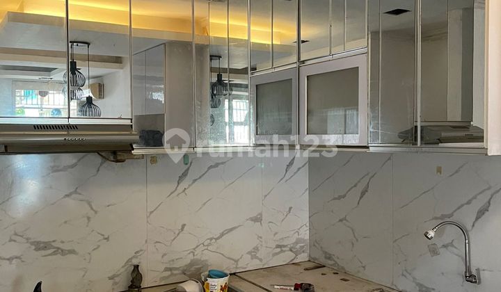 Rumah Minimalis Bagus Taman Surya 5X16m2 2 Lantai Furnish Langka - foto 1