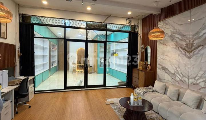 Dijual Cepat Rumah 4 Lantai Furnish Siap Pakai di Kebon Jeruk - foto 1