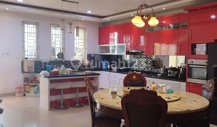 Rumah Bagus 3 Lantai Dekat Kawasan Bisnis di Grogol Petamburan - foto 1