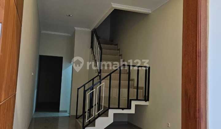 Jual Rumah di Taman Ratu Hadap Selatan - foto 1