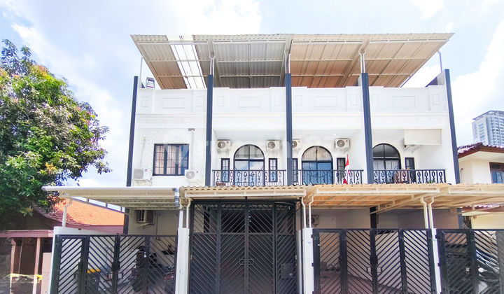 Rumah 5 Mnt ke Mall Taman Anggrek 3 Lantai Hadap Selatan Siap KPR J-44711 - foto 1