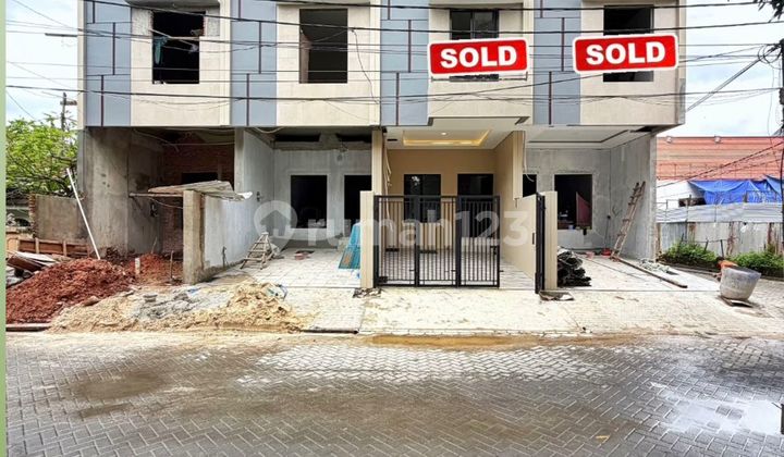 Rumah Brand New 3 Lantai Depan Taman, Dalam Komplek One Gate Sistem - foto 1
