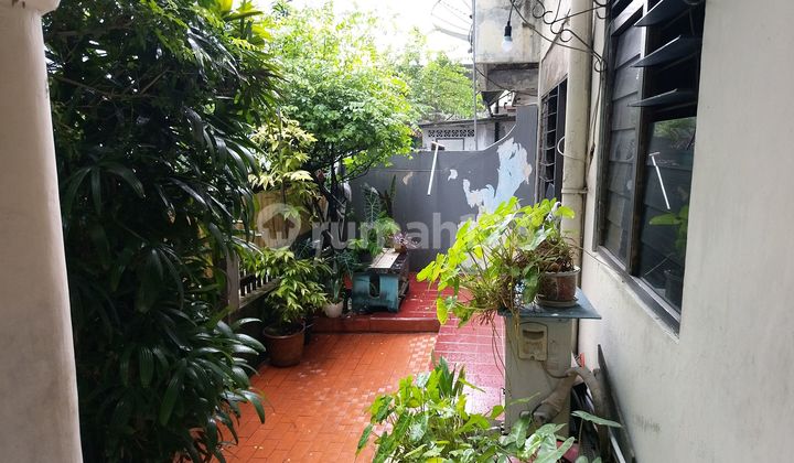 Rumah Mangga Besar Raya Pingir Jalan Raya 2 Lantai - foto 1