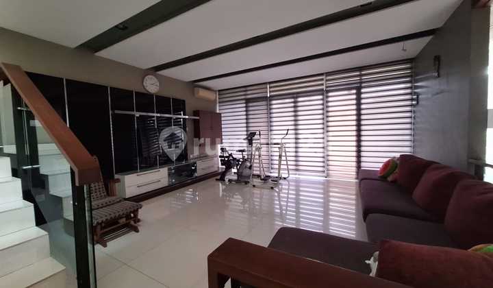 Rumah Cantik 3 Lantai di Taman Permatabuana - foto 1
