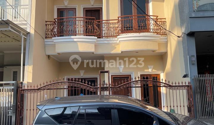 Dijual Rumah di Taman Surya Jakbar - foto 1
