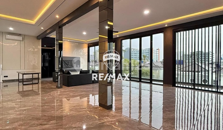 Rumah Mewah 3 Lantai Casa Goya Kebon Jeruk, LB 600 M², Siap Huni, Jakarta Barat - foto 1