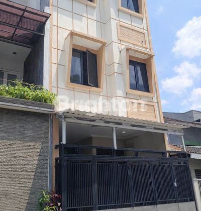 For Sale Rumah 3 Lantai Full Renov di Tanjung Duren Siap Huni - foto 1