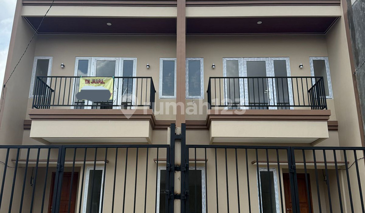 Dijual Cepat Rumah 2 LT Siap Huni di Meruya Selatan 5X20 - foto 1