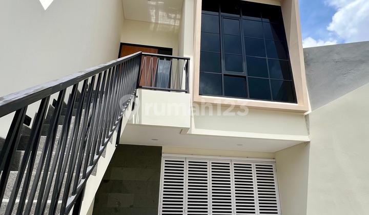 Dijual Rumah Brand New Minimalis Modern 3 Lantai di Tomang - foto 1