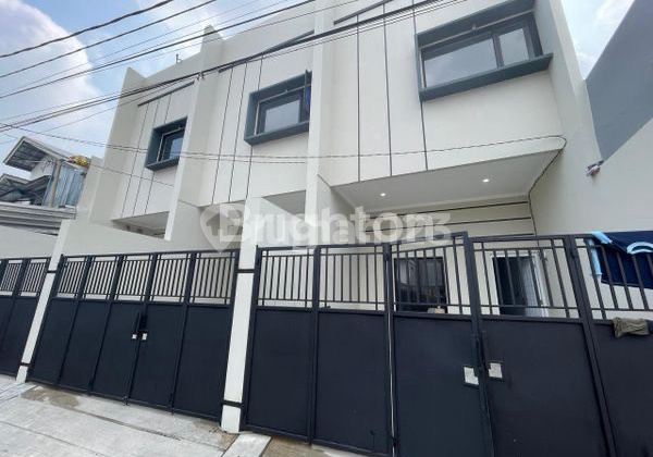 For Sale Rumah Baru 3 Lantai di Jelambar Siap Huni Jakarta Barat - foto 1