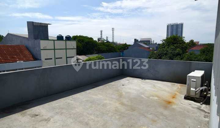 Rumah 2,5 Lantai di Bojong Indah - 5 Kamar, Full Dak, Bebas Banjir - foto 1