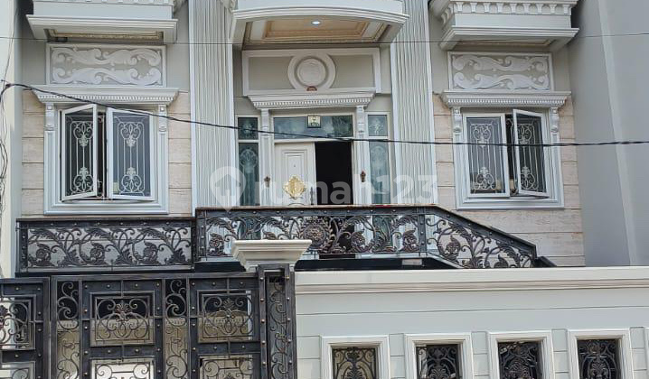 Rumah Mewah European Style 3.5 Lantai Full Furnished Dalam Komplek Taman Palem Lestari - foto 1