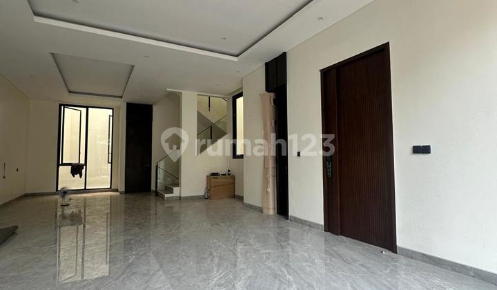 Rumah Baru 4 Lantai di Permata Buana Jakarta Barat Luas 8X18m - foto 1