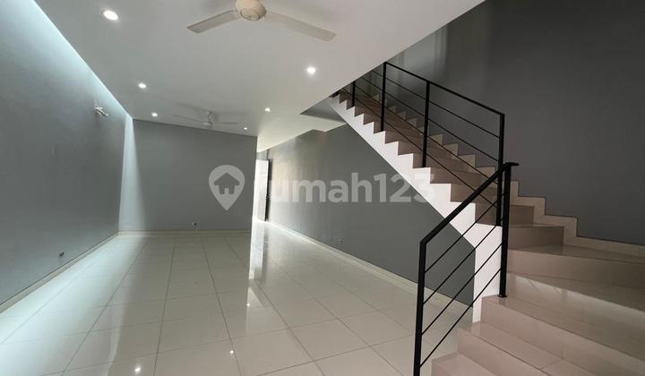 Rumah Siap Huni Nyaman Lokasi Strategis di Taman Ratu - foto 1