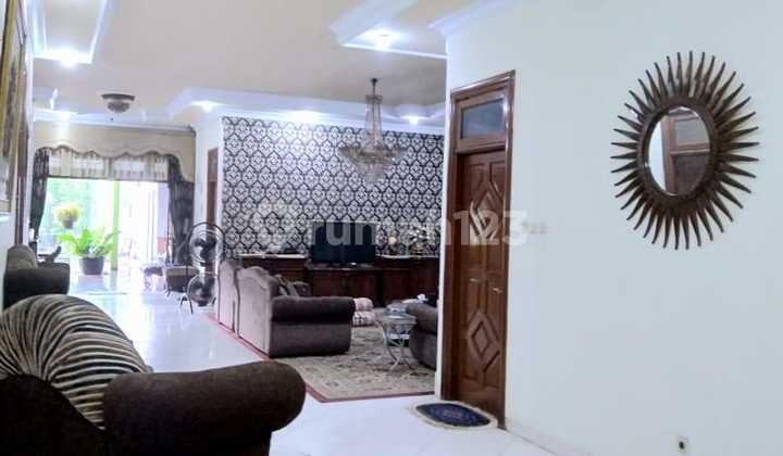 Rumah Bagus dan Semi Furnished dengan Harga Terjangkau bisa Nego di Jl Mesjid, Kebon Jeruk - foto 1