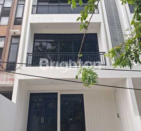 Rumah Baru 3 Lantai Taman Ratu Siap Huni SHM - foto 1