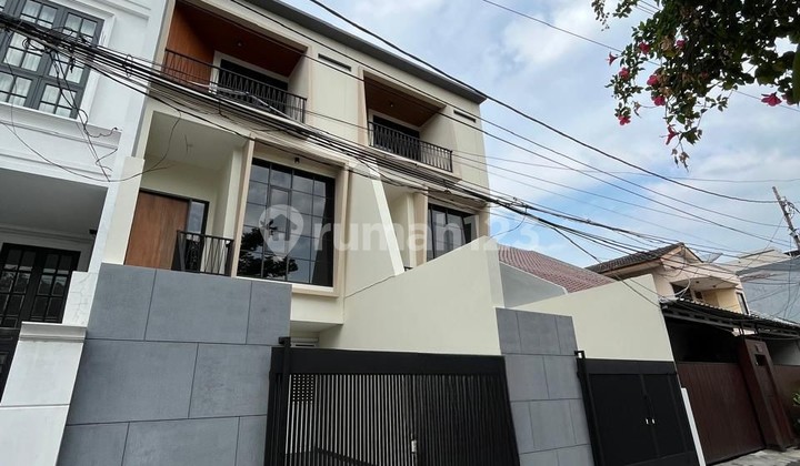 Dijual Cepat Rumah Baru Tomang - LT 90 / LB 195, 3+2 KT, Dekat Bank & Lapangan Padel, Jalan Muat 2 Mobil, Dekat Bank & Lapangan Padel - foto 1