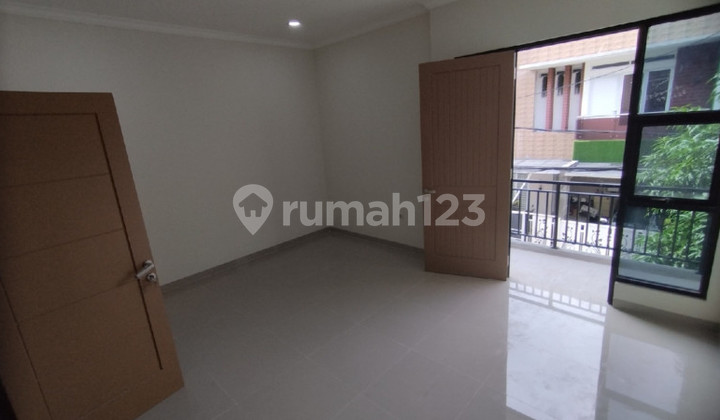 Rumah Meruya Ilir 3 Lantai, Jakbar, LT 100M2 LB 200M2 - foto 1