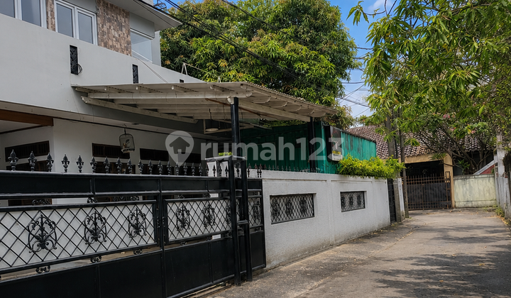Rumah Besar Siap Huni di Kebon Jeruk - Hoek Strategis + Kost Aktif 6 Pintu - foto 1