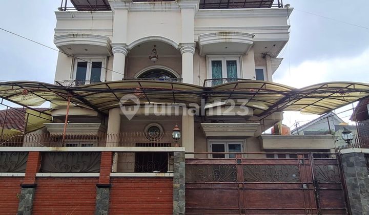 Jl. Katalia Raya, Palmerah, Tomang, Jakbar..Dijual Rumah 3 Lantai, Hadap Utara, Row Jalan 2.5 Mobil, Carport 2, PLN 7700W, Air Pam, Furnish, Shm.-Rr - foto 1