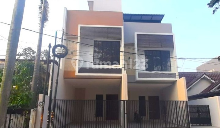 Rumah Hook. Taman Ratu. Duri Kepa. 3 Lantai. 4.5X11. Jalan Lebar 4 Mobil. Siap Huni - foto 1