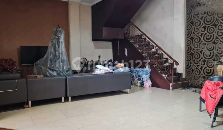 Dijual Rumah 3 Lantai Tomang Kataliya Lokasi Nyaman - foto 1