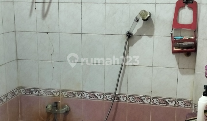 Rumah Second di Jembatan Lima, Lokasi Strategis, Bebas Banjir - foto 1