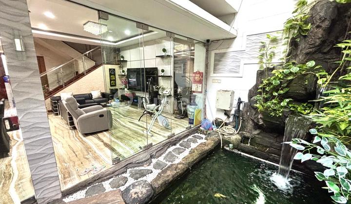 Rumah 2 Lantai SHM Bebas Banjir Ada Taman Outdoor - foto 1