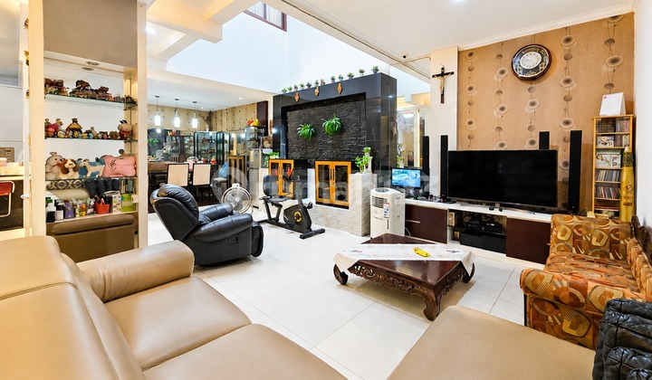 Rumah di Taman Permata Buana , LT. 230 M2, Renov 2,5 Lantai , SHM - foto 1