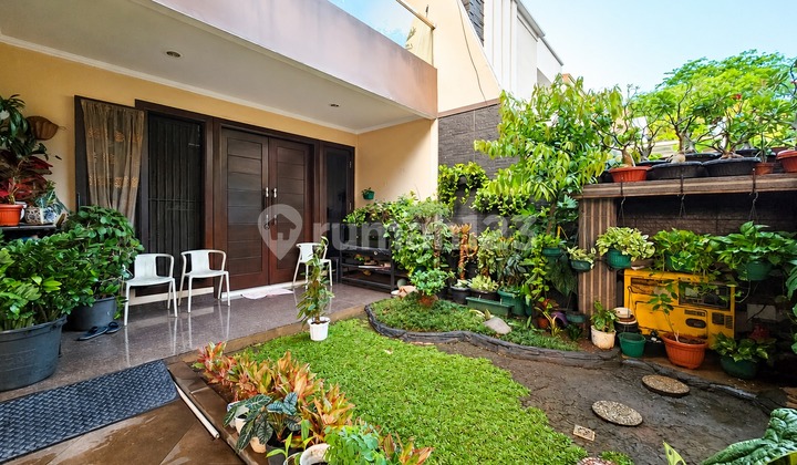 Rumah di Permata Buana Jakarta Barat 2,5 Lantai SHM Semi Furnish - foto 1