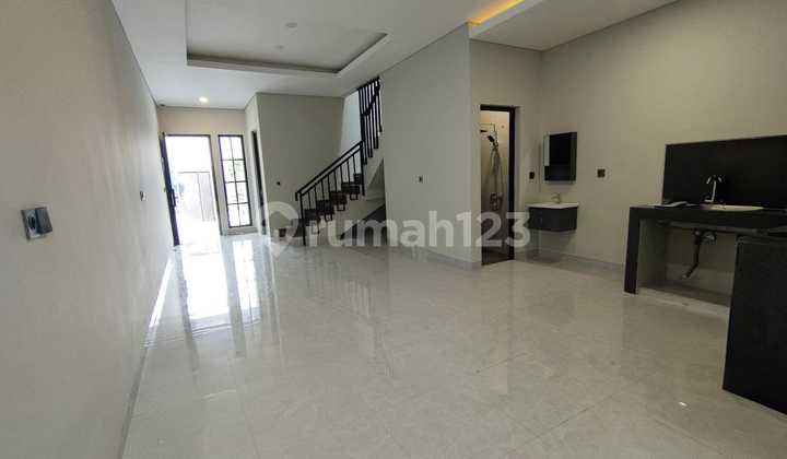 Modern House Brand New Lokasi Kav Dki Meruya Selatan Jakarta Barat - foto 1