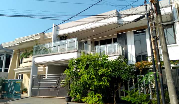 Rumah Nyaman di Komplek Green Garden Depan Taman - foto 1