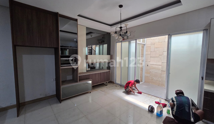 Rumah 2,5 Lantai di Golf Lake Residence Cengkareng Jakarta Barat - foto 1