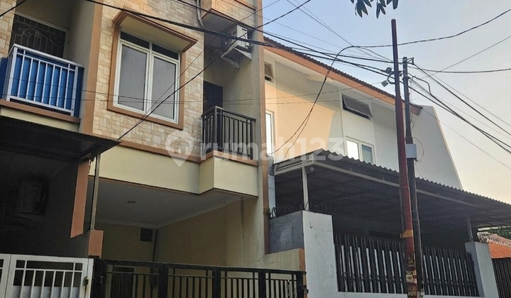 Rumah Minimalis Moderen 3 Lantai Semi Furnish - foto 1