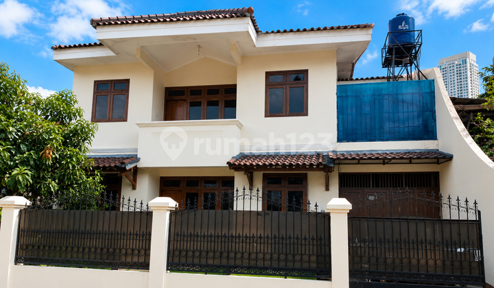 Rumah Besar 2 Lantai Semi Furnished Bebas Banjir di Tanjung Duren - foto 1