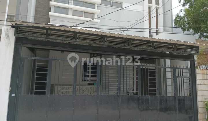Frans Cen-Dijual Rumah di Taman Ratu.murah.bagus.jarang Ada LT : 200 M2 P X L : 20 M X 10 M - foto 1